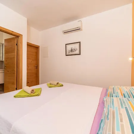 1 Bedroom Front In Barbat Appartement