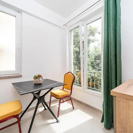 1 Bedroom Front In Barbat *